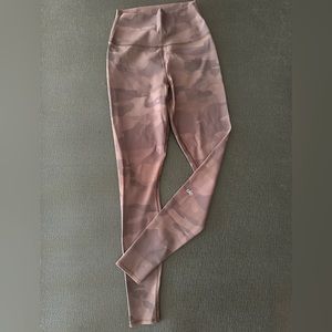 Alo Yoga High Waist camo vapor legging eggplant maroon